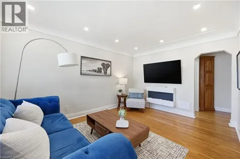 18 Ipswich Place Hamilton ON L8K 3E7