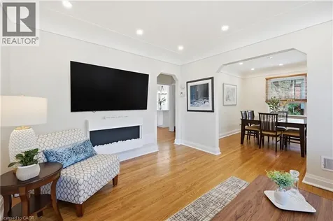 18 Ipswich Place Hamilton ON L8K 3E7