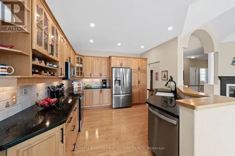 19 Fencerow Way Ottawa ON K2J 4X8