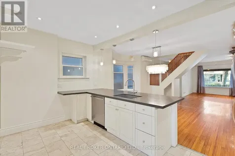 25 Dixon Avenue Toronto (the Beaches) ON M4L 1N2