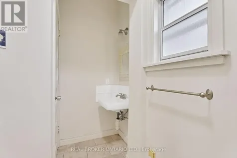 25 Dixon Avenue Toronto (the Beaches) ON M4L 1N2