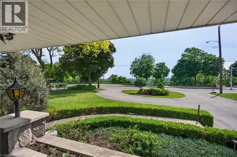 564 Mountain Brow Boulevard Hamilton ON L8T 1A9