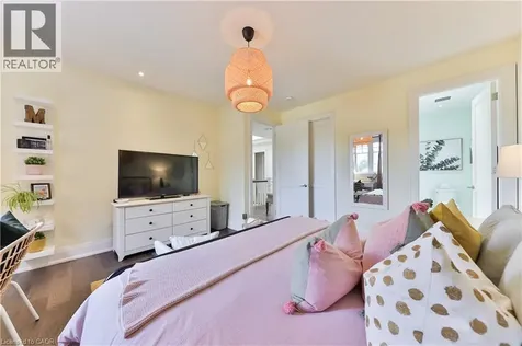 408 Saville Crescent Oakville ON L6L 3T8