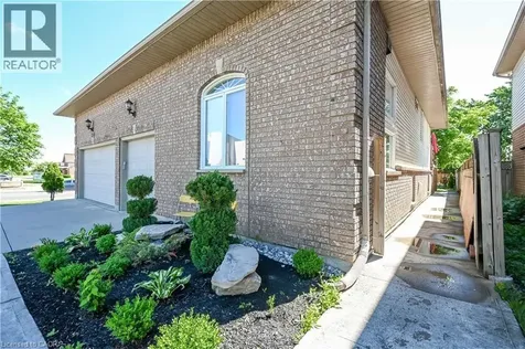 296 Winterberry Drive Stoney Creek ON L8J 2N5