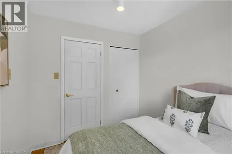 6 Mitchell Court Brantford ON N3S 7G8