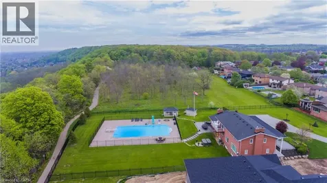 10 Azalea Court Stoney Creek ON L8J 1K4