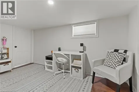33 Huxley Avenue North Hamilton ON L8H 4P1