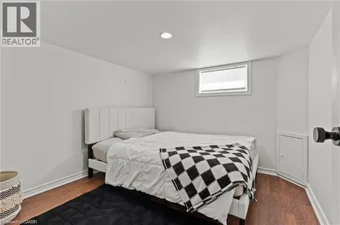 33 Huxley Avenue North Hamilton ON L8H 4P1