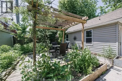 2263 Fraser Avenue Windsor ON N8X 3Z6