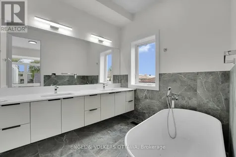 372 Berkley Avenue Ottawa ON K2A 2G7