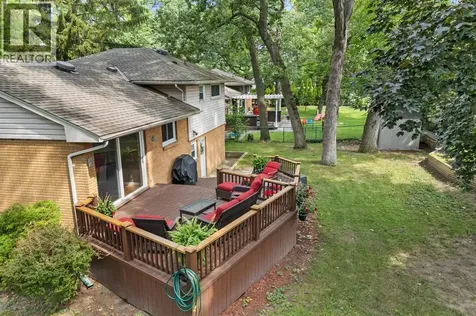 1220 Ridgewood Drive Sarnia ON N7V 3R1