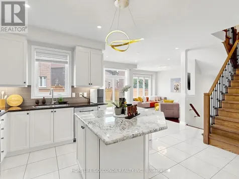 31 Bolsby Court Aurora ON L4G 1B7