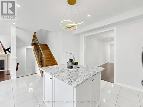 31 Bolsby Court Aurora ON L4G 1B7