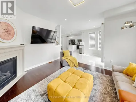 31 Bolsby Court Aurora ON L4G 1B7