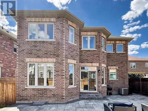 31 Bolsby Court Aurora ON L4G 1B7
