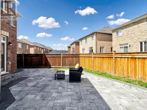31 Bolsby Court Aurora ON L4G 1B7