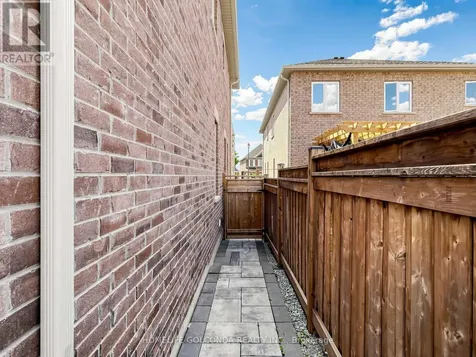 31 Bolsby Court Aurora ON L4G 1B7