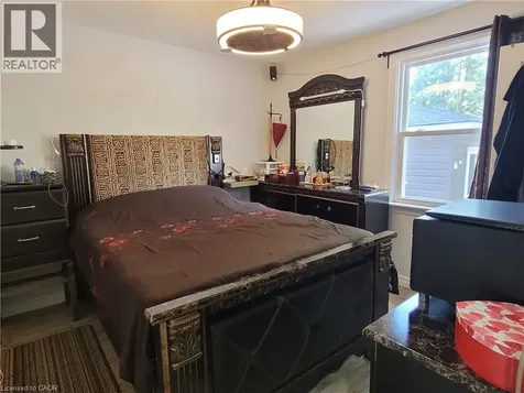 239 West 18th Street Hamilton ON L9C 4H1