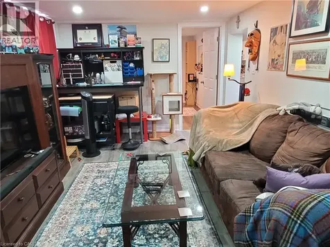 239 West 18th Street Hamilton ON L9C 4H1
