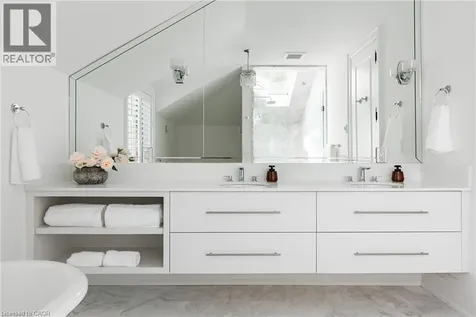 376 Wedgewood Drive Oakville ON L6J 4S1