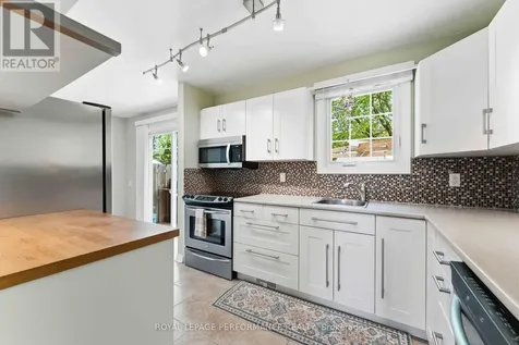 2051 Jasmine Crescent Ottawa ON K1J 7W2