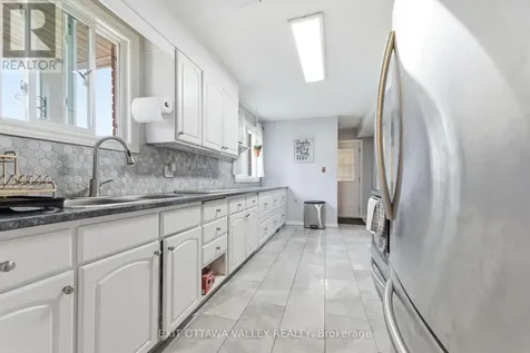 13 Tamarack Street Deep River ON K0J 1P0