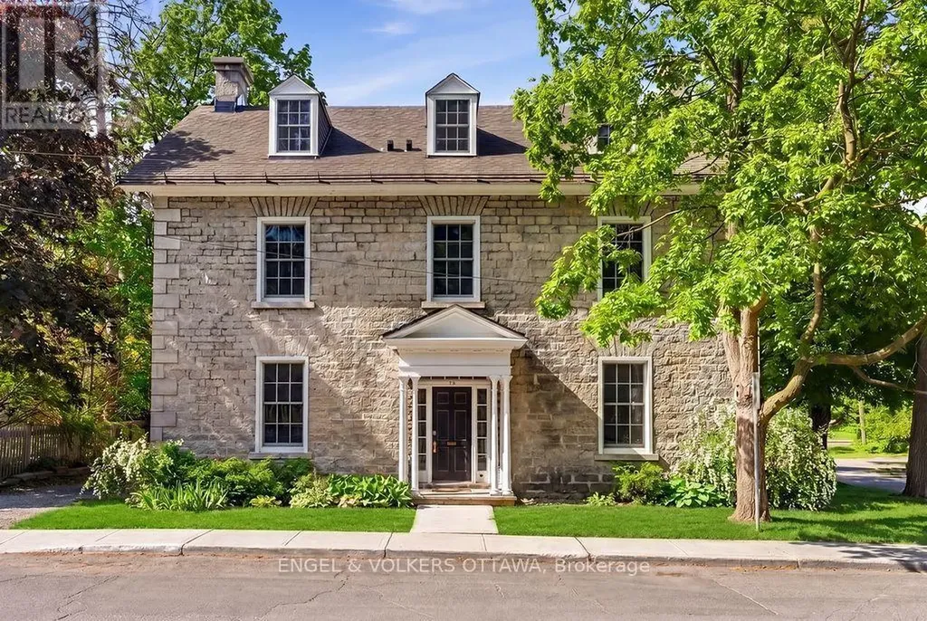 35 Mackay Street Ottawa ON K1M 2B2