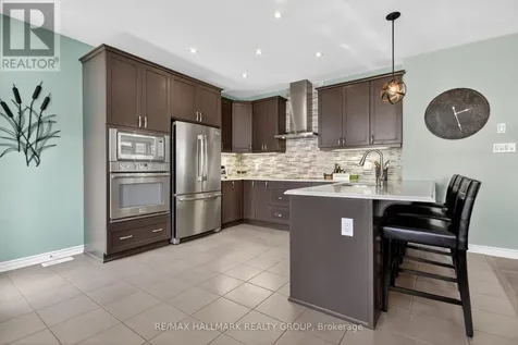 33 Summitview Drive Ottawa ON K2M 2V9