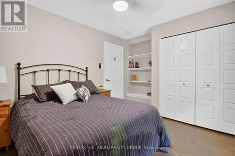 33 Summitview Drive Ottawa ON K2M 2V9