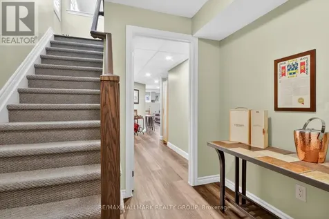 33 Summitview Drive Ottawa ON K2M 2V9