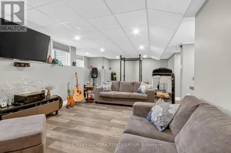 33 Summitview Drive Ottawa ON K2M 2V9