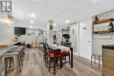 33 Summitview Drive Ottawa ON K2M 2V9