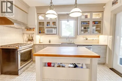 221 Villaire Avenue Windsor ON N8S 2J1
