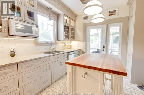 221 Villaire Avenue Windsor ON N8S 2J1