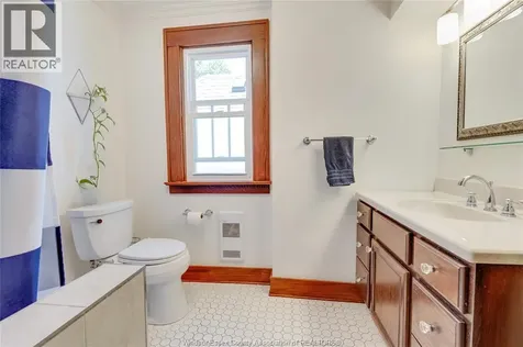 221 Villaire Avenue Windsor ON N8S 2J1