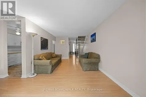 1828 Axminster Court Ottawa ON K1C 1Z4