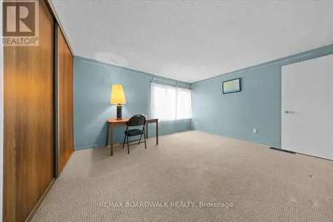 1828 Axminster Court Ottawa ON K1C 1Z4