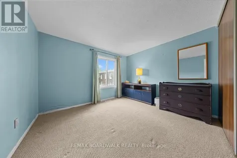 1828 Axminster Court Ottawa ON K1C 1Z4