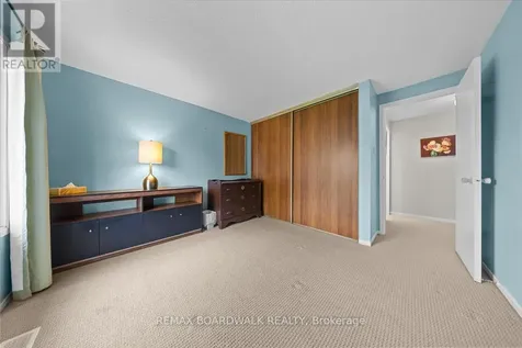 1828 Axminster Court Ottawa ON K1C 1Z4