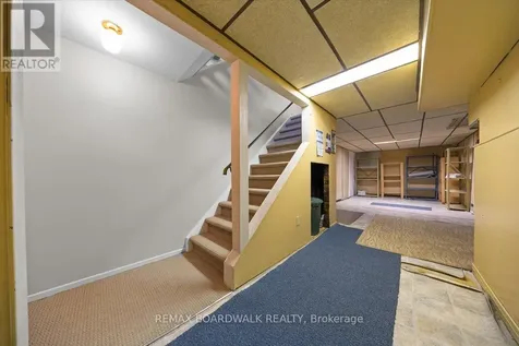 1828 Axminster Court Ottawa ON K1C 1Z4