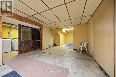 1828 Axminster Court Ottawa ON K1C 1Z4