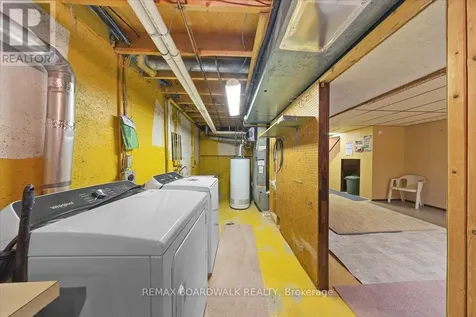 1828 Axminster Court Ottawa ON K1C 1Z4