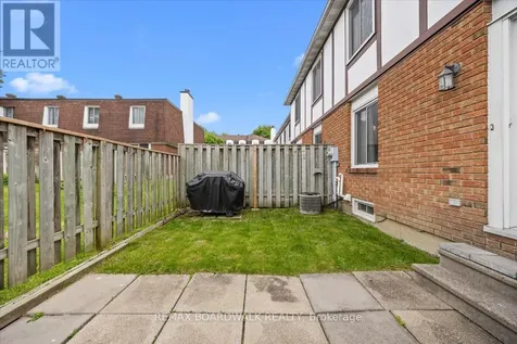 1828 Axminster Court Ottawa ON K1C 1Z4