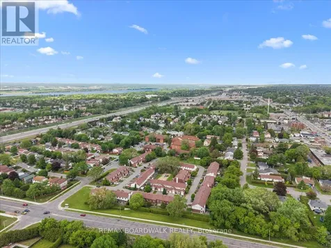 1828 Axminster Court Ottawa ON K1C 1Z4
