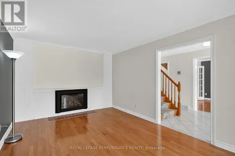 15 Hallowell Court Ottawa ON K2H 8N4