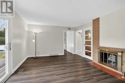 15 Hallowell Court Ottawa ON K2H 8N4