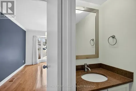 15 Hallowell Court Ottawa ON K2H 8N4