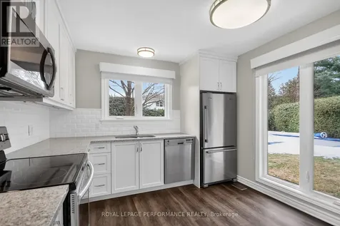 15 Hallowell Court Ottawa ON K2H 8N4