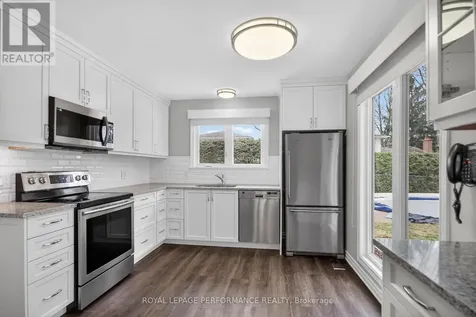 15 Hallowell Court Ottawa ON K2H 8N4