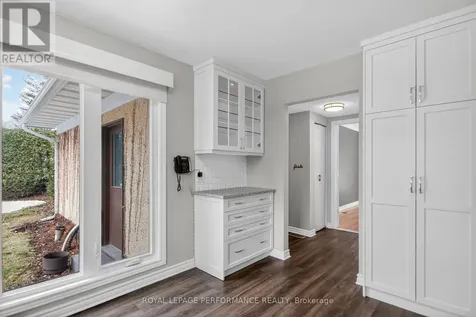 15 Hallowell Court Ottawa ON K2H 8N4